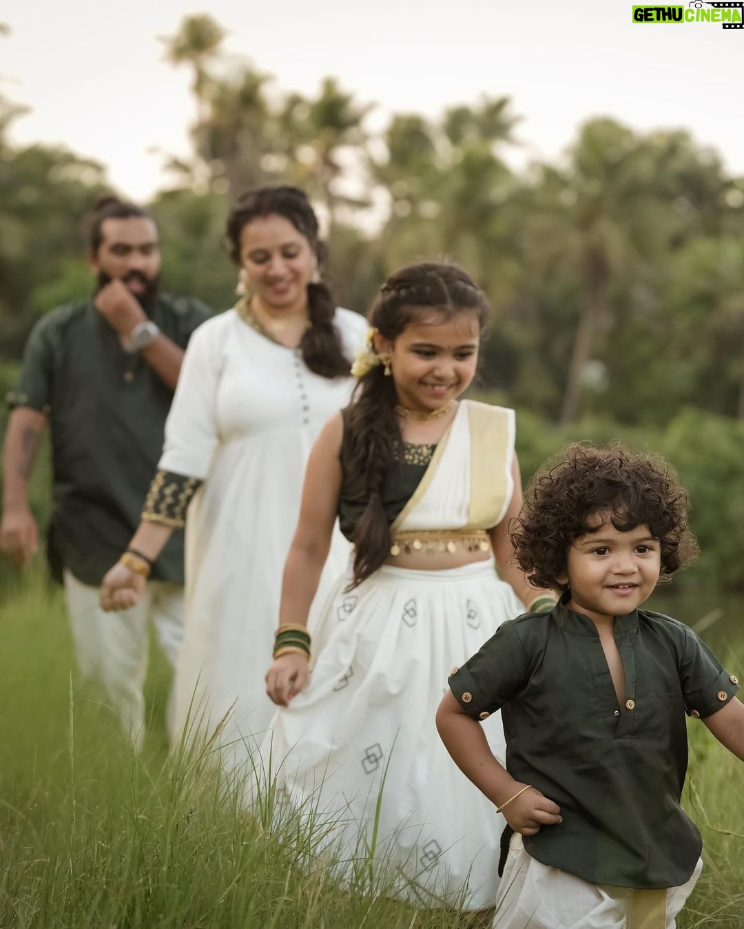 Vriddhi Vishal Instagram - Ellavarkum enteyum kudumbathinteyum sneham niranja thiruvonaasamsakal 🌼❤️ 📸 @jithinbabu_jb Outfit @disha_creationz Makeover @sheblush._ #thiruvonam #happyonam #family #vriddhivishal #vriddhi #childartsit #festival #keralam
