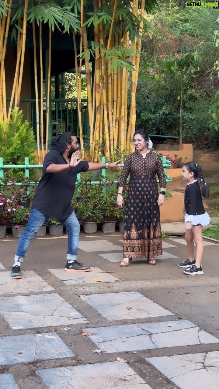 Vriddhi Vishal Instagram - Behind the scenes ❤️❤️Zari zari 💃 🎥 @rahulraku @ameensabil #trending #trendingreels #reelsvideo #reels #viral #vriddhifamily #familydance #dancereels #childartist #vriddhivishal #telugu #telugureels