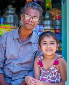 Vriddhi Vishal Instagram - Ma @actorindrans uncle ❤️❤️❤️ 📸 @fazalizm007 #malayalam #cinema #legend #actor #2018 #blockbuster #panindian #cinema #vriddhivishal #vriddhi #childartist #keralaartist #southindiancinema #❤️ Vaikom