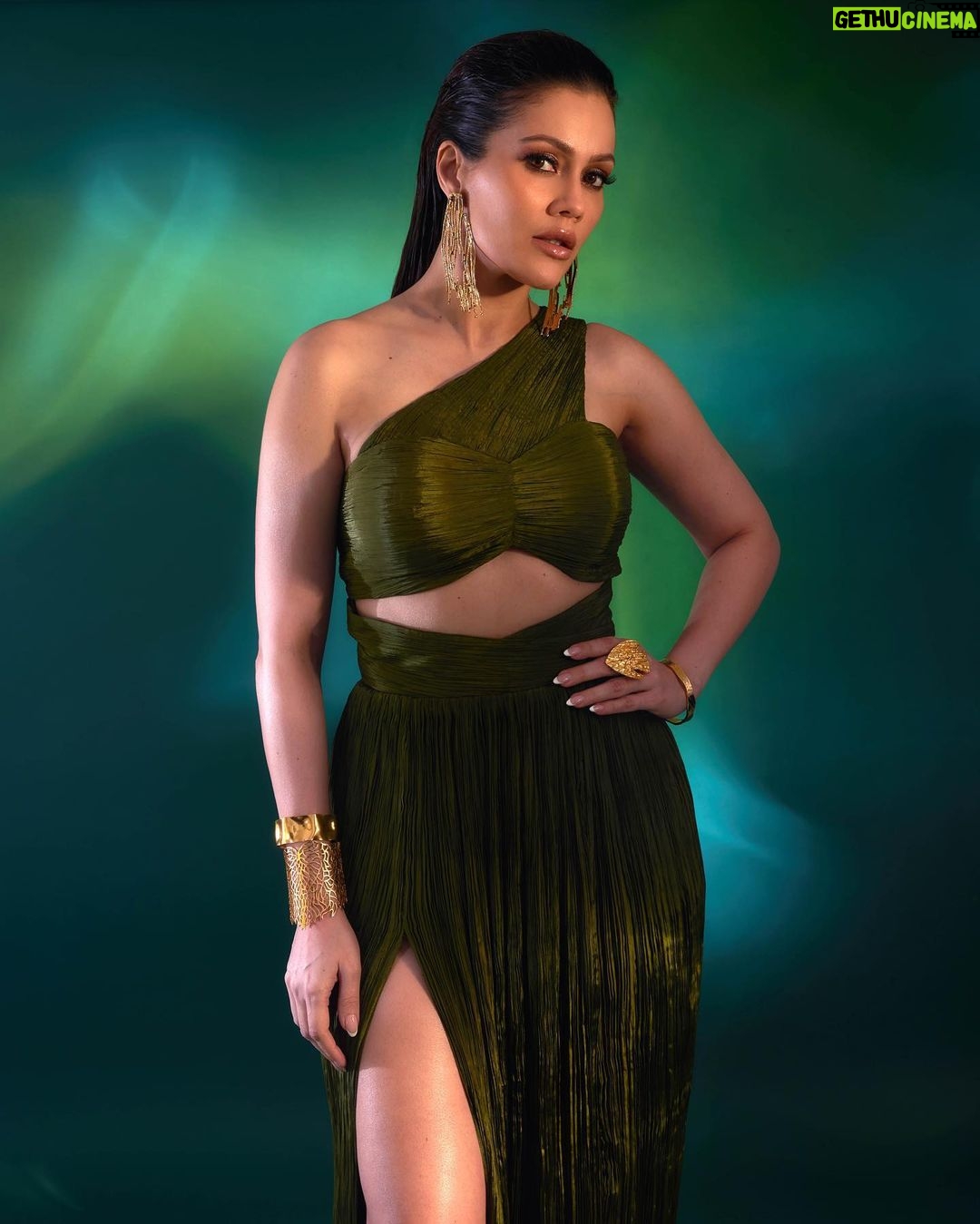 Waluscha De Sousa Instagram - Drop 2 #aboutlastnight Outfit @worldofasra Shoes @aquazzura Jewellery @studio.metallurgy @minerali_store Styling @abhilashatd @dipteeagarwal Makeup @kapilbhalla_ Hair @hairbyykaushall Photography @akshay_26 #bollywoodhungama #awards #beauty #film #fashion #glamour #redcarpet #waluschadesousa