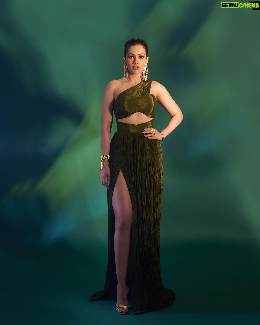 Waluscha De Sousa Instagram - Drop 1 #aboutlastnight Outfit @worldofasra Shoes @aquazzura Jewellery @studio.metallurgy @minerali_store Styling @abhilashatd @dipteeagarwal Makeup @kapilbhalla_ Hair @hairbyykaushall Photography @akshay_26 #bollywoodhungama #awards #beauty #film #fashion #glamour #redcarpet #waluschadesousa