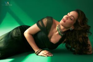 Waluscha De Sousa Instagram - ~THE GRACE OF GREEN~ @waluschaa ✨

The evergreen beauty of emeralds embraced by Waluscha De Sousa. Paired to embody the regal bride with a contemporary flare, symbolising prosperity, royalty and eloquence. 

Editor: @lavishakk 
Photographer: @rahuljhangiani 
Creative Direction & Styling: @shauryaathley 
Assistant Stylists: @janvhijaiswal @aprajitapuri 
Editorial Production Coordinator: @chrysallisbarretto 
Makeup: @namratasoni 
Hair: @akshatahonawar 
Jewellery: Necklace @jadaujewellerybyfalgunimehta , Bangles @goenkaindia 
Outfit: @brindasneha 
Artist’s Representation: @hypenq_pr 

.
.
.
.
.

.
.
.
#WorldodWA #wedadvisor #walushadesousa #emeralds #jewellerydesign #trending #explore