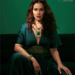 Waluscha De Sousa Instagram – ~THE GRACE OF GREEN~ @waluschaa ✨
The evergreen beauty of emeralds embraced by Waluscha De Sousa. Paired to embody the regal bride with a contemporary flare, symbolising prosperity, royalty and eloquence.
Editor: @lavishakk
Photographer: @rahuljhangiani
Creative Direction & Styling: @shauryaathley
Assistant Stylists: @janvhijaiswal @aprajitapuri
Editorial Production Coordinator: @chrysallisbarretto
Makeup: @namratasoni
Hair: @akshatahonawar
Jewellery: @goenkaindia
Outfit: @supriamunjalatelier
Artist’s Representation: @hypenq_pr
.
.
.
.
.
.
.
.
#WorldodWA #wedadvisor #walushadesousa #emeralds #jewellerydesign #trending #explore