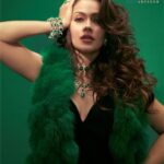 Waluscha De Sousa Instagram – ~THE GRACE OF GREEN~ @waluschaa ✨
The evergreen beauty of emeralds embraced by Waluscha De Sousa. Paired to embody the regal bride with a contemporary flare, symbolising prosperity, royalty and eloquence.
Editor: @lavishakk
Photographer: @rahuljhangiani
Creative Direction & Styling: @shauryaathley
Assistant Stylists: @janvhijaiswal @aprajitapuri
Editorial Production Coordinator: @chrysallisbarretto
Makeup: @namratasoni
Hair: @akshatahonawar
Videographer: @ratnakarphotography
Jewellery: @anmolrattanjewels
Outfit: @meshabyamisha
Artist’s Representation: @hypenq_pr
.
.
.
.
.
.
.
.
#WorldodWA #wedadvisor #walushadesousa #emeralds #jewellerydesign #trending #explore