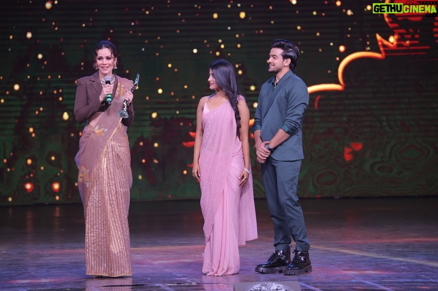 Waluscha De Sousa Instagram - देखना ना भूलिएगा अवॉर्ड्स की धमाकेदार शाम सिर्फ स्टार प्लस पर 1 जनवरी 2023 को शाम 7:30 बजे ✨✨✨ Don’t forget to tune in and watch a glittering evening @theitaofficial @starplus @anuranjan1010 #itaawards2022 #bestsupportingactress #ott #escaypelive