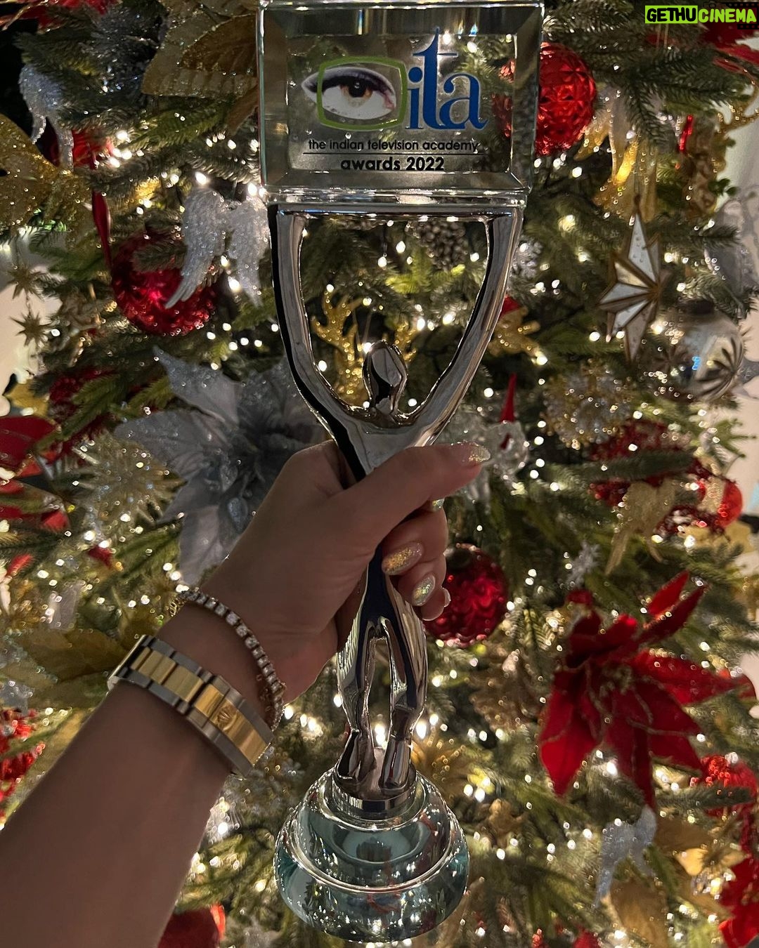 Waluscha De Sousa Instagram - Christmas came early with this #bestsupportingactress #ott #awards #escaypelive #itaawards2022 @sktorigins @rahultewary @g3gill @disneyplushotstar
