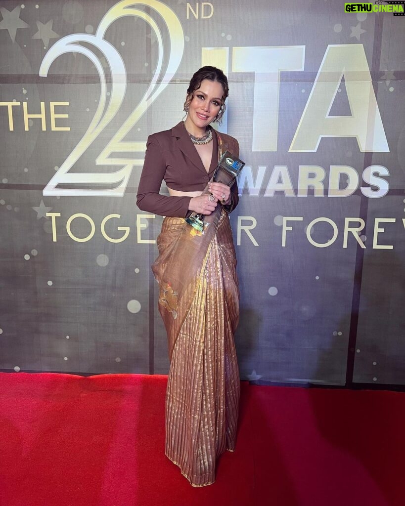 Waluscha De Sousa Instagram - Oh what a night!! Holding my first award as an actor and it feels so so good!!! I cannot thank you all enough for the love and respect you have shown me. This award means so much to me and it is only with your support that I have come this far to win #bestsupportingactress #ott at #itaawards2022 for #escaypelive. Thank you from the bottom of my heart ♥️♥️♥️