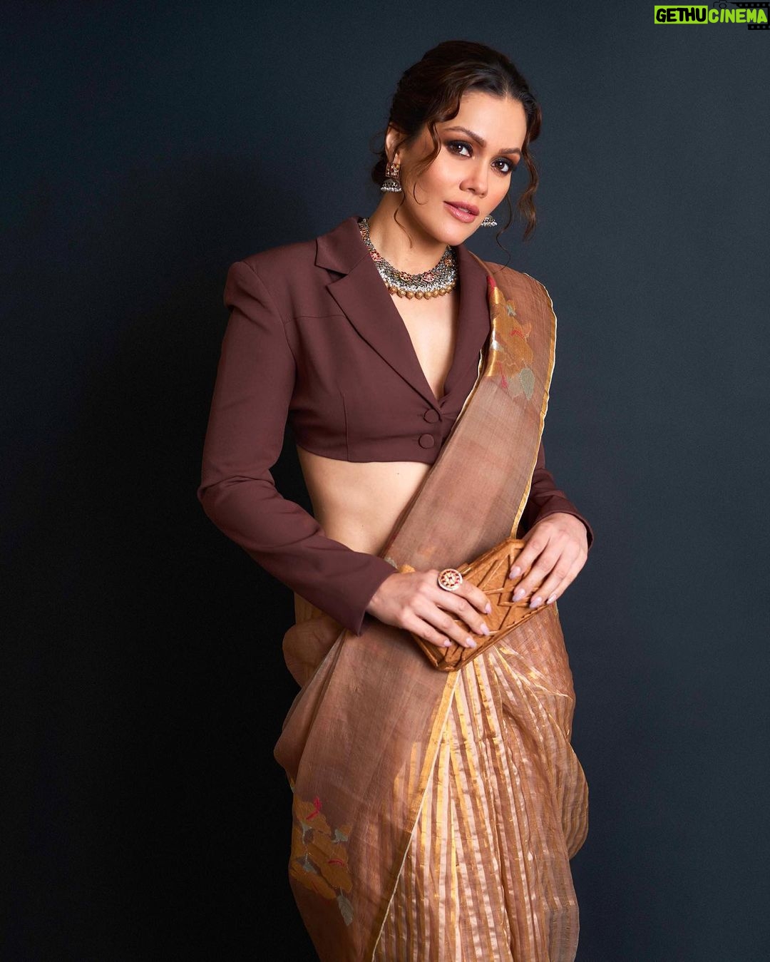 Waluscha De Sousa Instagram - #itaawards2022 ♥️ Saaree : @suparna_som @arwakaka.pr Jewels : @sangeetaboochra Bag : @ahikozaofficial Styling : @abhilashatd Styling team : @dipteeagarwal Make up : @kapilbhalla_ Hair : @hairbyykaushall Photography : @akshay_26 @theitaofficial #waluschadesousa