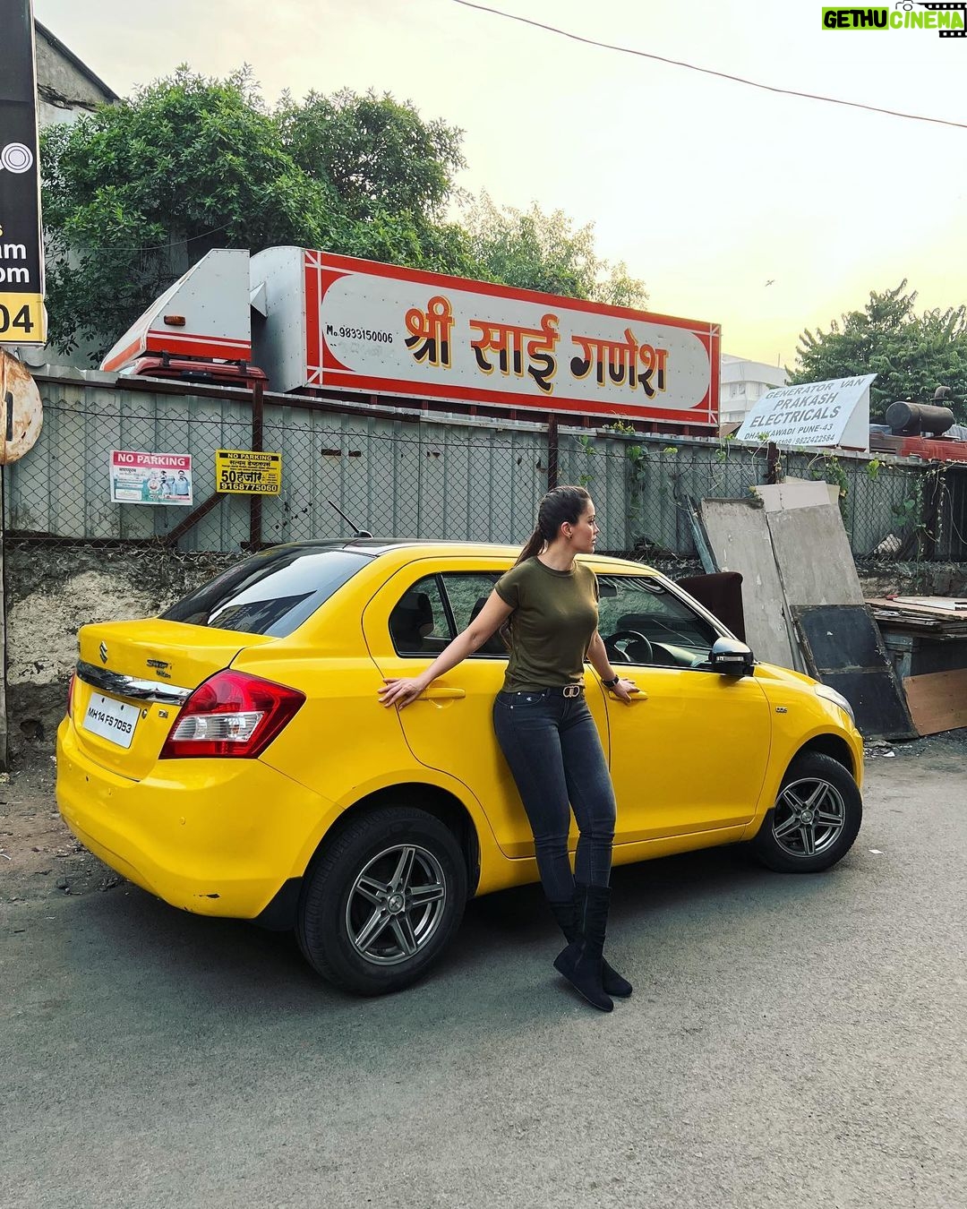 Waluscha De Sousa - 13.5K Likes - पीली कार