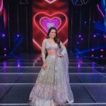 Waluscha De Sousa Instagram - 🤍 #IndianProMusicLeague #grandfinals Outfit @falgunishanepeacockindia Jewelry @amarisbyprernarajpal @sangeetaboochra Styling @anjalisinghshekhawat Makeup @sitalmakeup Hair @vhairforu @ipml_official @zeetv @zee5 @zeestudiosofficial #IPML #season1 #music #singing #singers #reality #show #host Film City Studio Mumbai