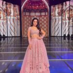 Waluscha De Sousa Instagram - 🌸 #IndianProMusicLeague #semifinale Wearing @falgunishanepeacockindia Jewelry @asmotiwala Styling @anjalisinghshekhawat Makeup @biancalouzado Hair @vhairforu @ipml_official @zeetv @zee5 Film City Studio Mumbai
