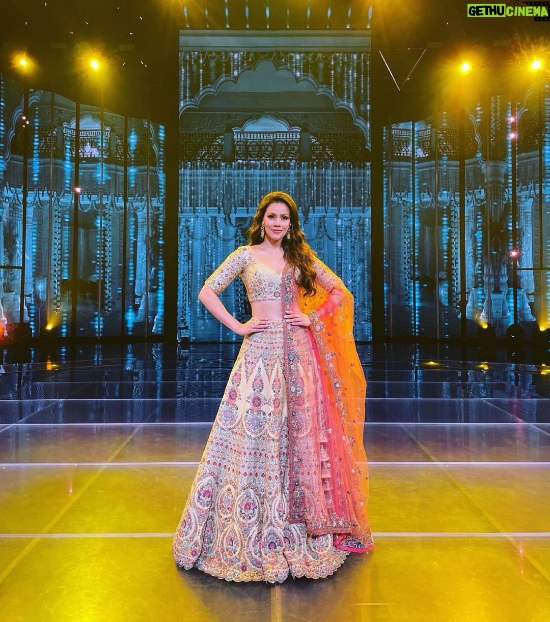 Waluscha De Sousa Instagram - 🌸🌸🌸 @sarojjalan @jaipur_jewels @anjalisinghshekhawat @biancalouzado @vhairforu @ipml_official @zeetv @zee5 #IndianProMusicLeague #music #singing #live #realitytv Film City Studio Mumbai