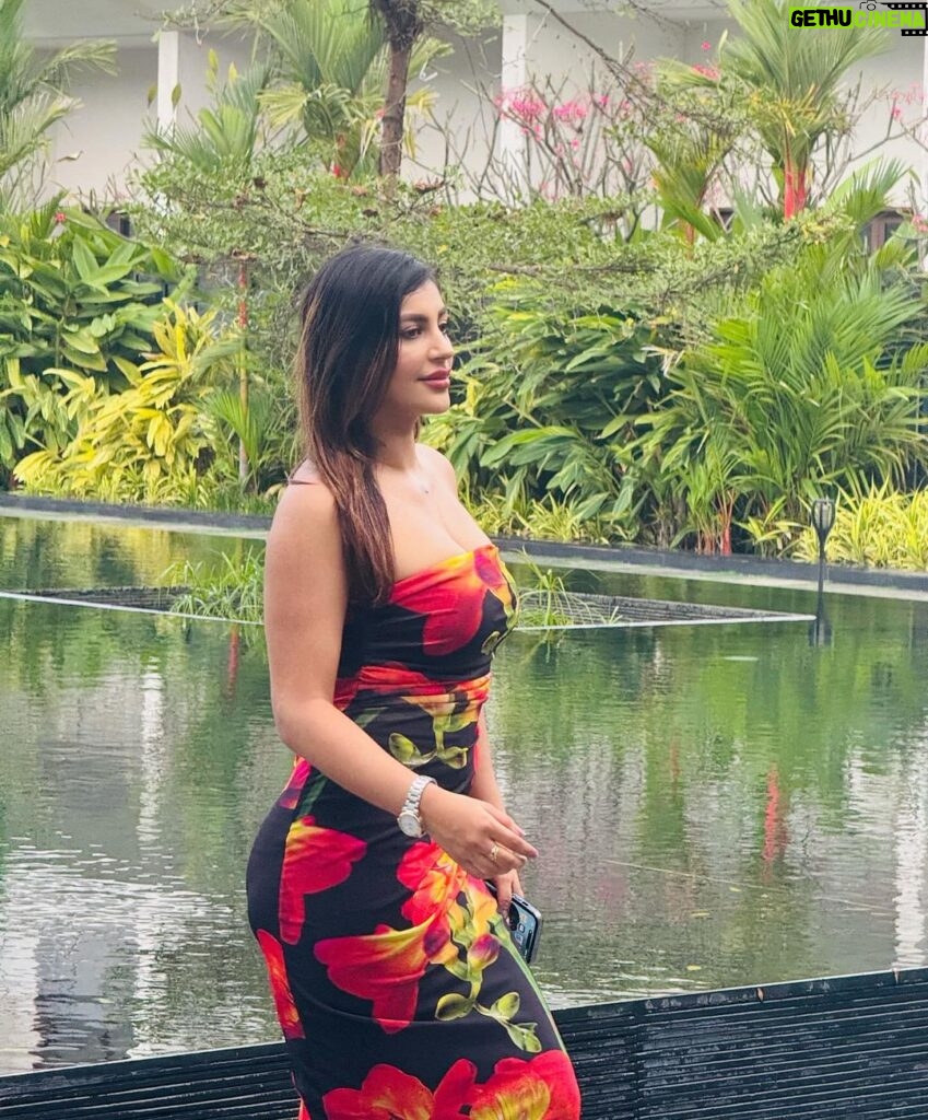 Yaashika Aanand Instagram - Roses are red , Violets are blue ; I hate poetry, But I’m into you 🫠🙈 . PC 📸 @_.kapilan.__ . . . #swipeleft #explore Sheraton Grand Chennai Resort & Spa