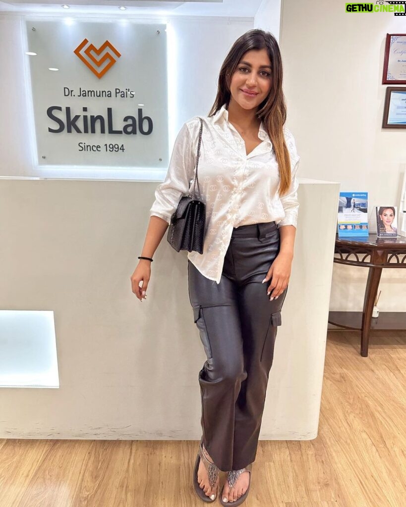 Yaashika Aanand Instagram - Back to my go-to place @skinlabindia for some much-needed rejuvenation before I head for shoot. The doctor and clinic staff makes every bit of your experience comfortable, and they cater to wider needs and have a range of treatments to choose from like laser hair reduction, skin resurfacing, cool sculpting etc. Plan your visit now to #skinlabchennai ahead of festive season and get that supple glow! Contact: 7358400400 Location: Nungambakkam Road, Chennai