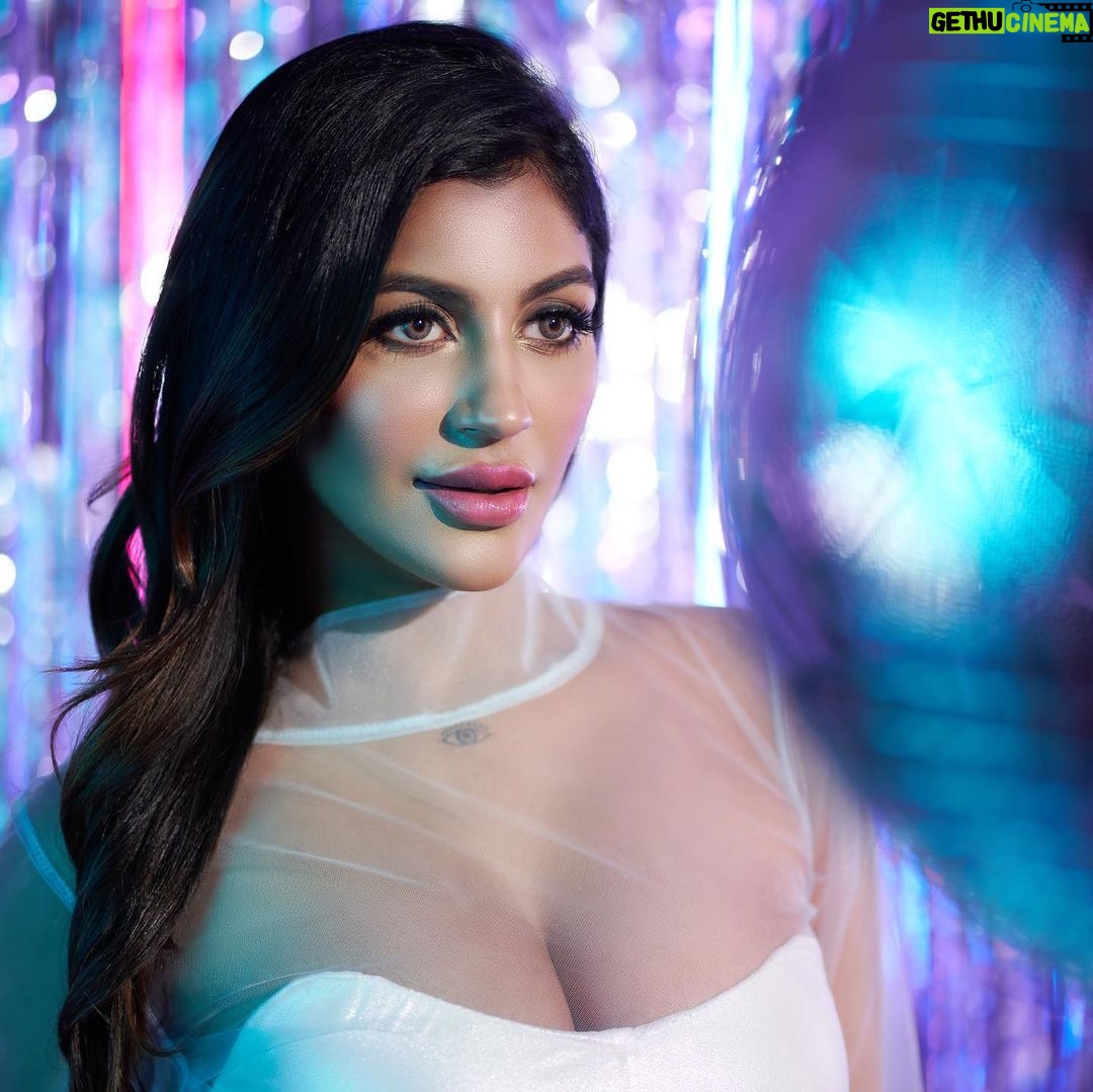 Yaashika Aanand Instagram - Happy weekend πΌπ€ . Photography @rprasanavenkatesh Studio @studiocentralchennai Makeup @minalnathmakeovers Costume @f2f_designerboutique Hair Style @hairstories_by_lakshmi Retouch @vigneshlk