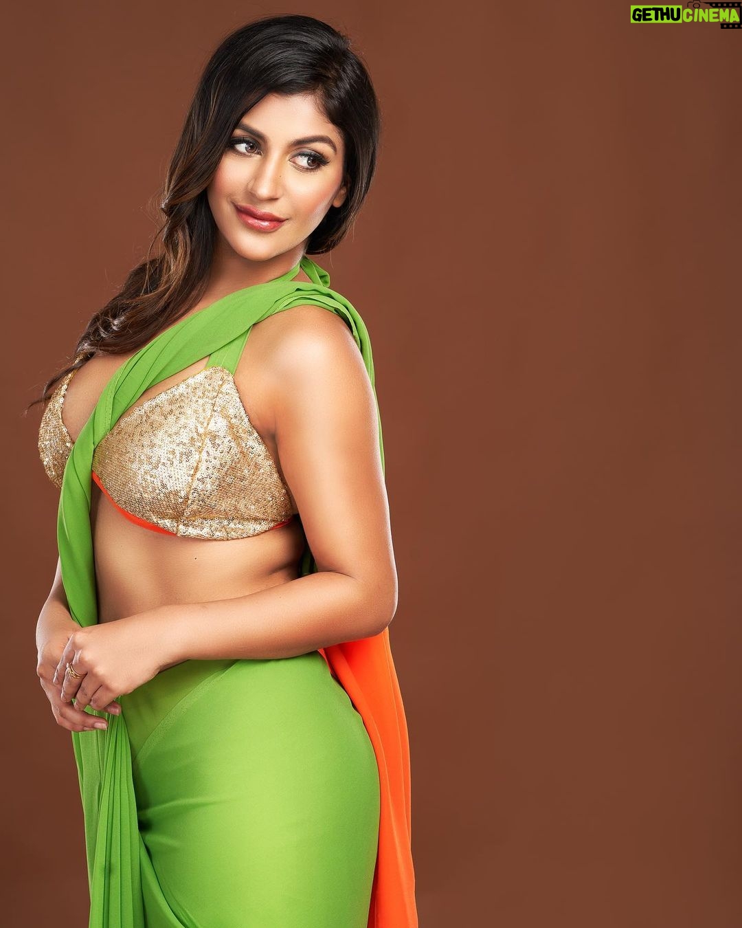 Yaashika Aanand Instagram - Saree vibes π choose ur fav π€ . Photography @rprasanavenkatesh Studio @studiocentralchennai Makeup @minalnathmakeovers Costume @designsbypriyadass Hair Style @hairstories_by_lakshmi Retouch @vigneshlk . #explorepage #saree