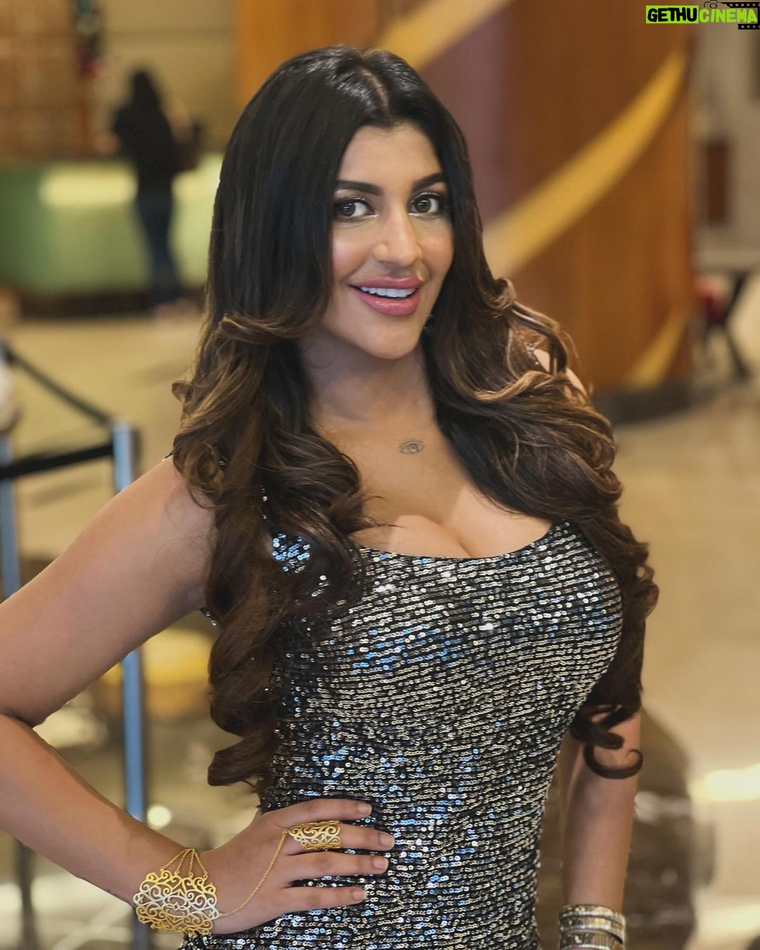 Yaashika Aanand Instagram - All dolled up for the premiere of #silanodigalil 🎬🙏✨🌈 . Makeup n hair @brriyanjohn Outfit @savinidii_official Styling @paviiiee_08 Jewellery @vicky_ganesan KL, Malaysia