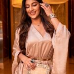 Yaashika Aanand Instagram - From the premiere of @silanodigalilmovie in #malaysia ❤️ Choose ur fav 🙈 . Wearing @stephinlalanofficial Styling @muthunagaimurugesan Makeup n hair @brriyanjohn Jewellery- @vicky_ganesan On camera @lensonicphotography . . . . #silanodigalil #yashika #explore #malaysia #ootd Kuala Lumpur, Malaysia