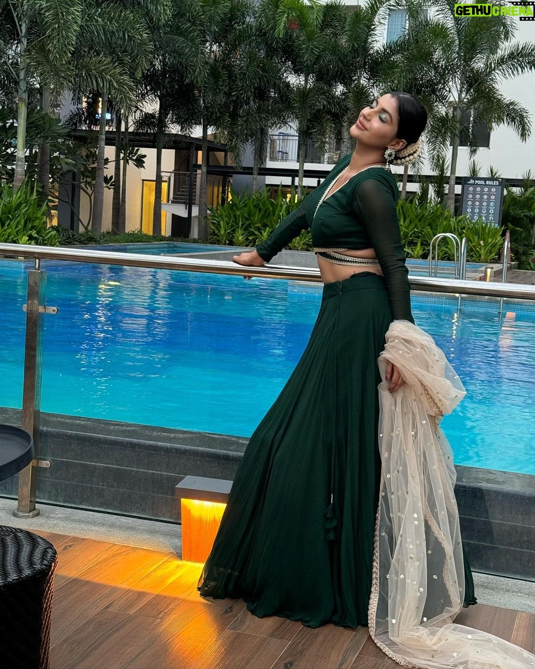 Yaashika Aanand Instagram - Happy Diwali Makkaleyyyyy 🙏🙈🪔 . Mua 💄/ hair @osheenmakeovers_ Outfit @libascafe