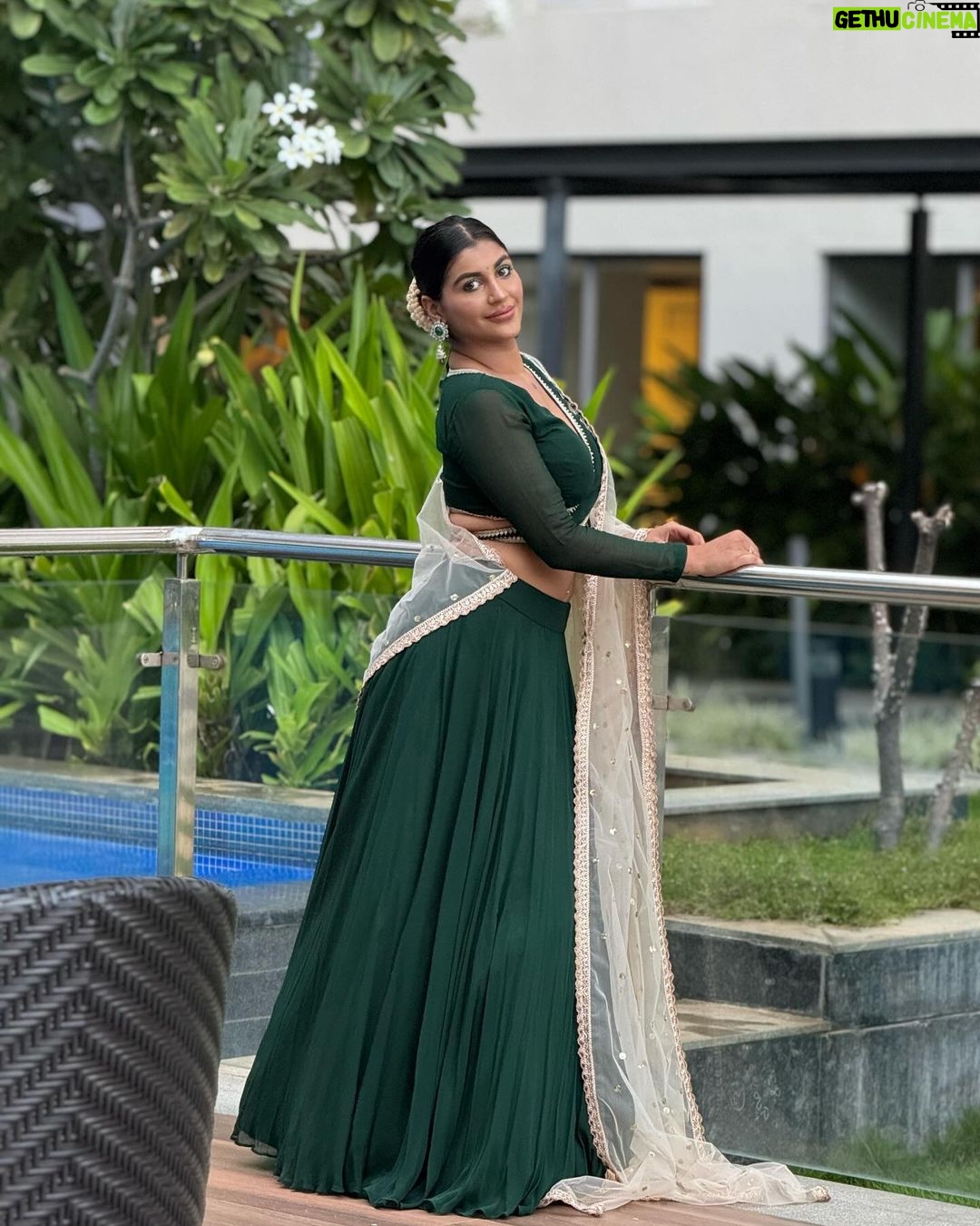 Yaashika Aanand Instagram - Happy Diwali Makkaleyyyyy 🙏🙈🪔 . Mua 💄/ hair @osheenmakeovers_ Outfit @libascafe