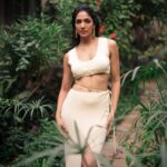 Yogita Bihani Instagram - Your scars are a warning to all future monsters, of the hell you survived before them, very demon you vanquished, and every battle you won! Team 💛 @bharat_rawail @jeevikab @anumariyajose @makeupnhairbyankita