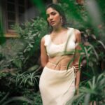 Yogita Bihani Instagram - Your scars are a warning to all future monsters, of the hell you survived before them, very demon you vanquished, and every battle you won! Team 💛 @bharat_rawail @jeevikab @anumariyajose @makeupnhairbyankita