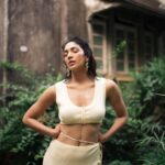 Yogita Bihani Instagram - Your scars are a warning to all future monsters, of the hell you survived before them, very demon you vanquished, and every battle you won! Team 💛 @bharat_rawail @jeevikab @anumariyajose @makeupnhairbyankita