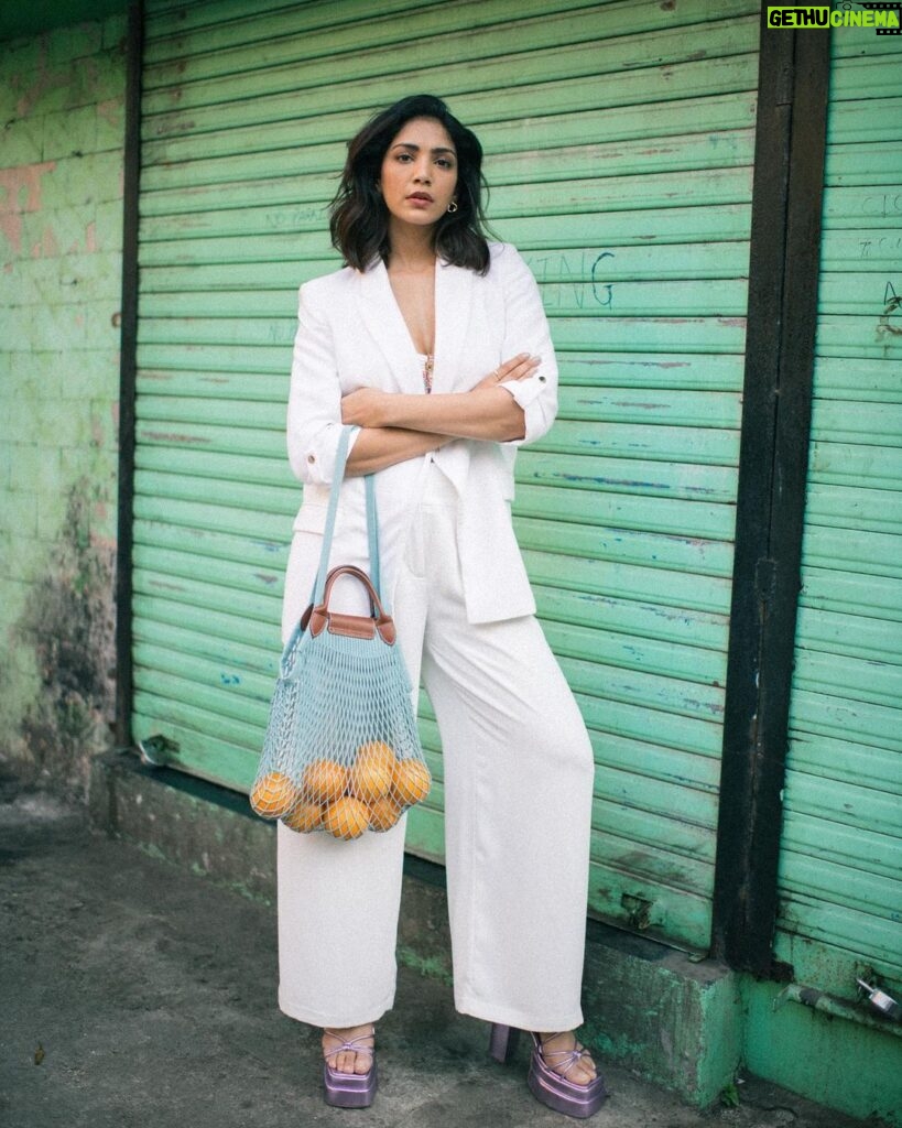 Yogita Bihani Instagram - you have to get juiced to it 🍊 Shot by @bharat_rawail Styling @jeevikab Shoes @shoplittlebox_india @zaamo.official Makeup @anumariyajose Hair @makeupnhairbyankita