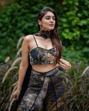 Yukti Thareja Instagram - Some real fake candids before #rangabali trailer launch🫶🏻

Styling @manogna_gollapudi 
Outfit @sahilkochharofficial 
Photographer @they_call_me_keshu
@makeupby_sathya 
Asst @_vyshnavi_hk