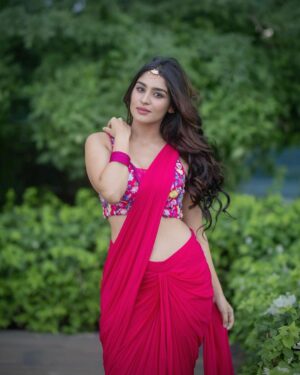 Yukti Thareja Instagram - Naari in a gorgeous saree 🌺🌸

#rangabalionjuly7th 🫶🏻

Stylist @manogna_gollapudi 
@makeupby_sathya 
Saree @sonaakshiraaj 
Photographer @they_call_me_keshu
Asst @grahitha.nift