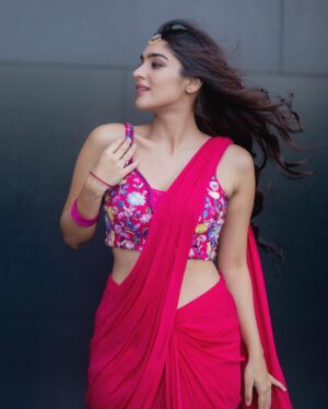Yukti Thareja Instagram - Naari in a gorgeous saree 🌺🌸

#rangabalionjuly7th 🫶🏻

Stylist @manogna_gollapudi 
@makeupby_sathya 
Saree @sonaakshiraaj 
Photographer @they_call_me_keshu
Asst @grahitha.nift