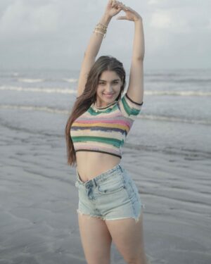 Yukti Thareja Instagram - denim shorts, blue skies & a salty tan🏝😬

Captured by @deepak_das_photography