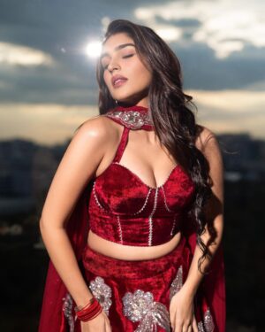 Yukti Thareja Instagram - Shining under the brightest lights ♥️

Styling @manogna_gollapudi 
Outfit @geethikakanumilli 
Jewellery @houseofqc
📸: @manish_linga_photography 
@makeupby_sathya 
Asst @pravalikagoud15