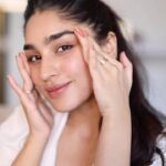 Yukti Thareja Instagram – After being a fan of the Hyaluronic Acid range for so long I decided to try the new Hyaluronic Acid Eye Serum from L’Oréal Paris. Its dermatologically validated formulation contains Hyaluronic Acid, Caffeine and Niacinamide which gives you fresher and younger looking eyes in just 2 weeks. Use the full L’Oréal Paris Hyaluronic Acid range for hydrated, plump and smooth skin. Go try it for yourself. #DePuffwithHA 
 @lorealparis @mynykaa #collab #PowerofHA
