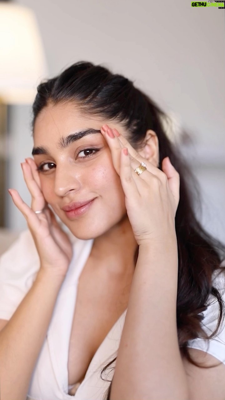 Yukti Thareja Instagram - After being a fan of the Hyaluronic Acid range for so long I decided to try the new Hyaluronic Acid Eye Serum from L’Oréal Paris. Its dermatologically validated formulation contains Hyaluronic Acid, Caffeine and Niacinamide which gives you fresher and younger looking eyes in just 2 weeks. Use the full L’Oréal Paris Hyaluronic Acid range for hydrated, plump and smooth skin. Go try it for yourself. #DePuffwithHA @lorealparis @mynykaa #collab #PowerofHA
