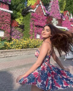 Yukti Thareja Instagram - dancing my way to castle 👑 Ps: My mom clicked these pictures😭
