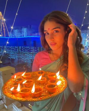 Yukti Thareja Instagram - 🪔✨
#diwali2023 ♥️♥️♥️♥️

Ps: mumma’s saree always saves life🫠🤌🏻