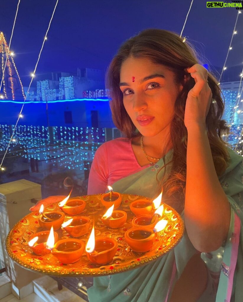 Yukti Thareja Instagram - 🪔✨ #diwali2023 ♥️♥️♥️♥️ Ps: mumma’s saree always saves life🫠🤌🏻