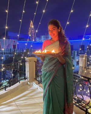 Yukti Thareja Instagram - 🪔✨
#diwali2023 ♥️♥️♥️♥️

Ps: mumma’s saree always saves life🫠🤌🏻