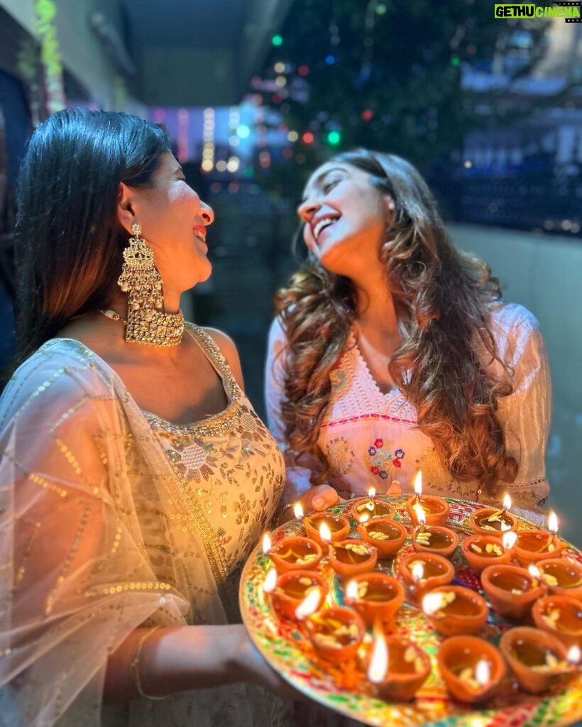Yukti Thareja Instagram - 🪔✨ #diwali2023 ♥️♥️♥️♥️ Ps: mumma’s saree always saves life🫠🤌🏻