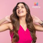 Yukti Thareja Instagram - Need a hair color that hits different?💯 You got to meet my Matrix Professionals @ibrahimimehtab and @khanhairxpenso_kkr who did a sleek job with #matrixcolormelt on my hair and styled it to elevate my look🙌 . They are the winners of this year’s #MatrixHairTransformers and if you are looking to flip your hair color, look no further, head over to their salons: @ibrahimimehtab : APPEARANCE @khanhairxpenso_kkr : khan xpenso salon . I took the #DareToMelt challenge and now it’s your turn! . You’ll can choose from 4 different hair color melts: Red, Gold, Mocha, Choco Melt to Rock the new look! . So don’t miss out and head over to a Matrix salon near you to get your hair colored too!!! . #Ad @matrixindia_lnc #DareToMelt #MatrixColorMelt #MatrixIndia