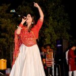 Zeel Joshi Instagram - ક્યારેક નસીબ પર વિશ્વાસ કરીને થાકી ગયા હોય તો,પોતાના પર વિશ્વાસ કરી જોજો.♥️ @zeel_joshii #zeeljoshi #rajasthan #liveshow