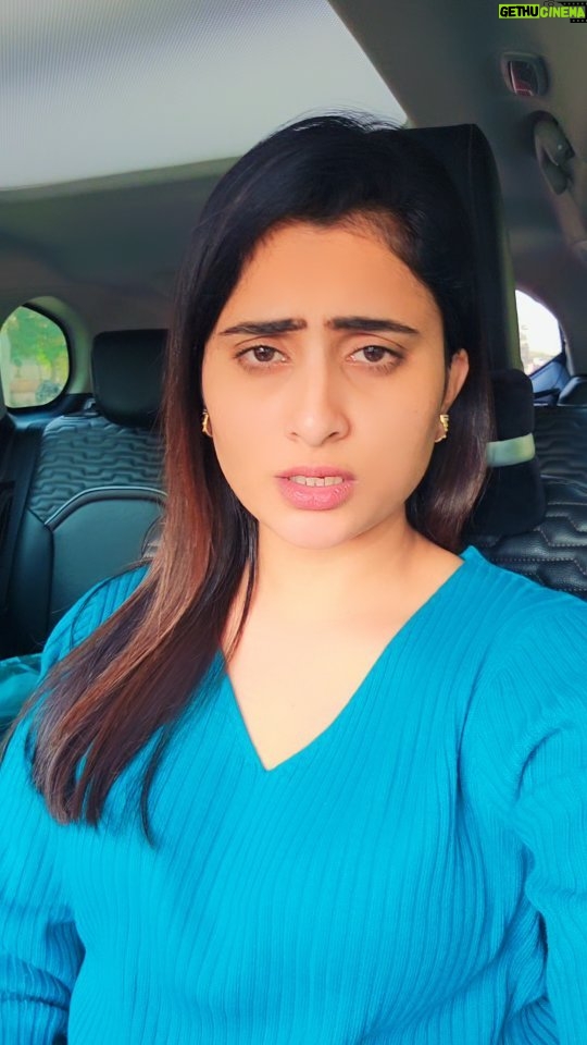 Zeel Joshi Instagram - Jyare Car Ma Reel Banavta Hoie Ne Same Badha Jota Hoy 🤣😂 . . . . @zeel_joshii #zeeljoshi #fun #funny