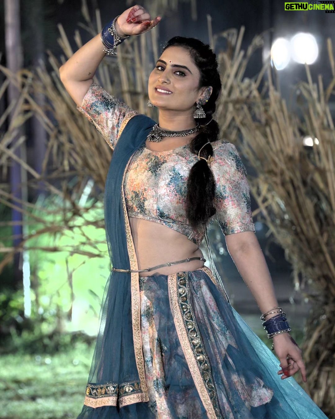 Zeel Joshi Instagram - રાધા રાણી લાગે ❤️...@zeel_joshii #instagram #instapost #viral #trending #navratri #photoshoot #gujaratiactrees #actress #gujaratimovie #india #janmashtami #radhakrishna #radharani #djglory #rental #rentoutfit #fashionmoodwali FashionMoodwali