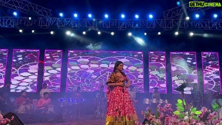 Zeel Joshi Instagram - चलता रहूँगा पथ पर, चलने में माहिर बन जाऊँगा, या तो मंजिल मिल जायेगी या अच्छा मुसाफ़िर बन जाऊँगा...❤️ . . . . . @zeel_joshii #zeeljoshi #liveprogram #garba #singer