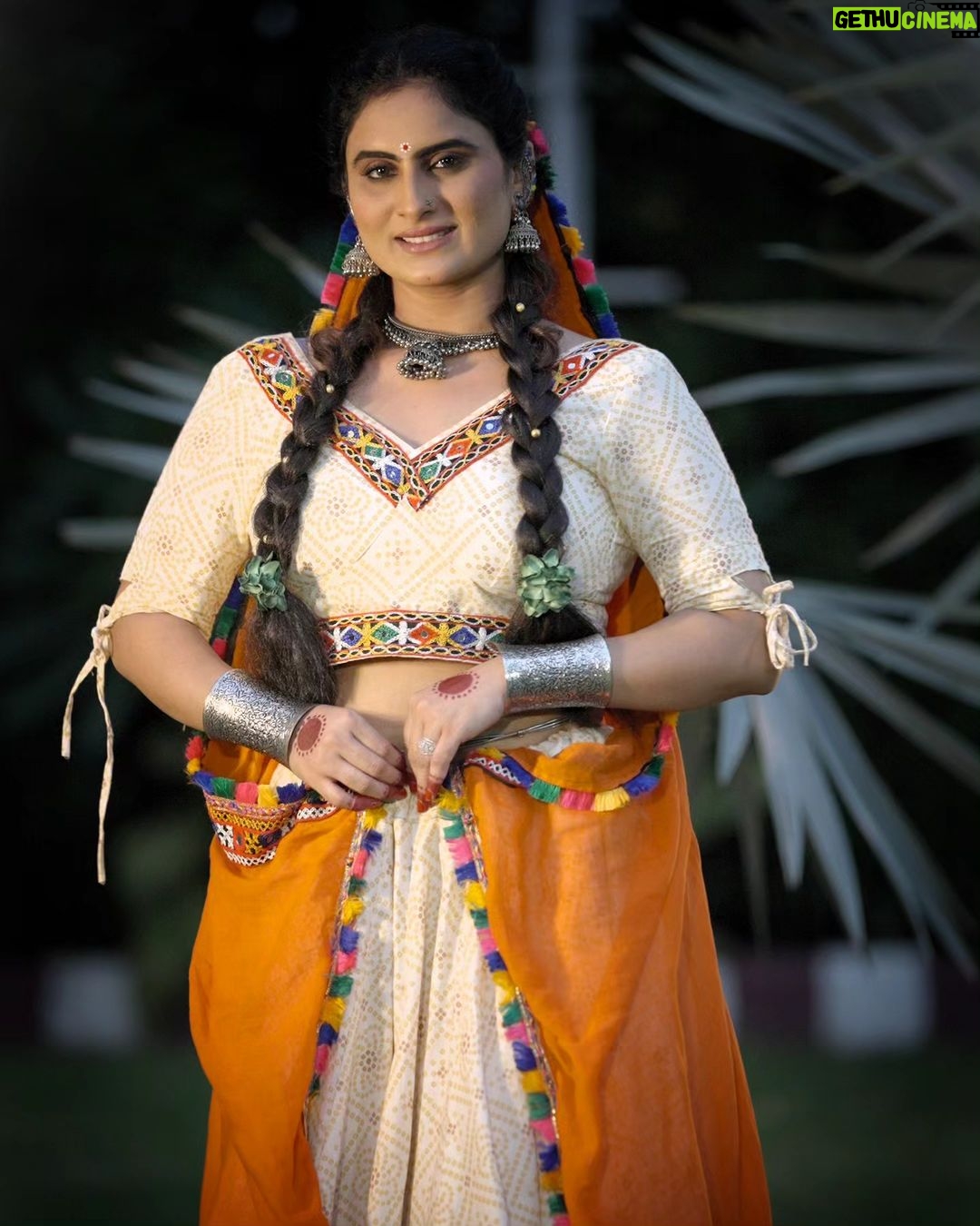 Zeel Joshi Instagram - તમામ ચાહક મિત્રો ને જણાવતા આનંદ થાય કે `જન્માષ્ટમી`નીમીતે @gamansanthal72 અને @birju.barot_official અમે અમારૂ નવુ ગીત `સુંદર સામળીયા` @birju.barot_official યુટ્યુબ ચેનલ માં લઈ ને આવી રહ્યા છી, તો તમામ ચાહક મિત્રો આ ગીત જોવાનું ચુકસો નહી . . . . . . @gamansanthal72 @birju.barot_official @zeel_joshii @dilip.barot_official @rajan_rayka_official @_jitu_prajapati_official @dixit_chauhan_944 #gamansanthal #birjubarotofficial #zeeljoshi #birjubarot #newsong #comingsoon #newpsot #trending #instagram Birju Barot
