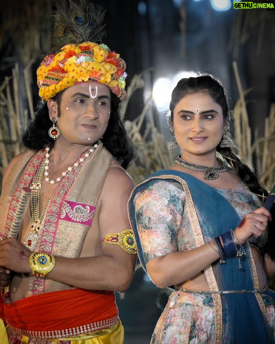 Zeel Joshi Instagram - તમામ ચાહક મિત્રો ને જણાવતા આનંદ થાય કે `જન્માષ્ટમી`નીમીતે @gamansanthal72 અને @birju.barot_official અમે અમારૂ નવુ ગીત `સુંદર સામળીયા` @birju.barot_official યુટ્યુબ ચેનલ માં લઈ ને આવી રહ્યા છી, તો તમામ ચાહક મિત્રો આ ગીત જોવાનું ચુકસો નહી . . . . . . @gamansanthal72 @birju.barot_official @zeel_joshii @dilip.barot_official @rajan_rayka_official @_jitu_prajapati_official @dixit_chauhan_944 #gamansanthal #birjubarotofficial #zeeljoshi #birjubarot #newsong #comingsoon #newpsot #trending #instagram Birju Barot
