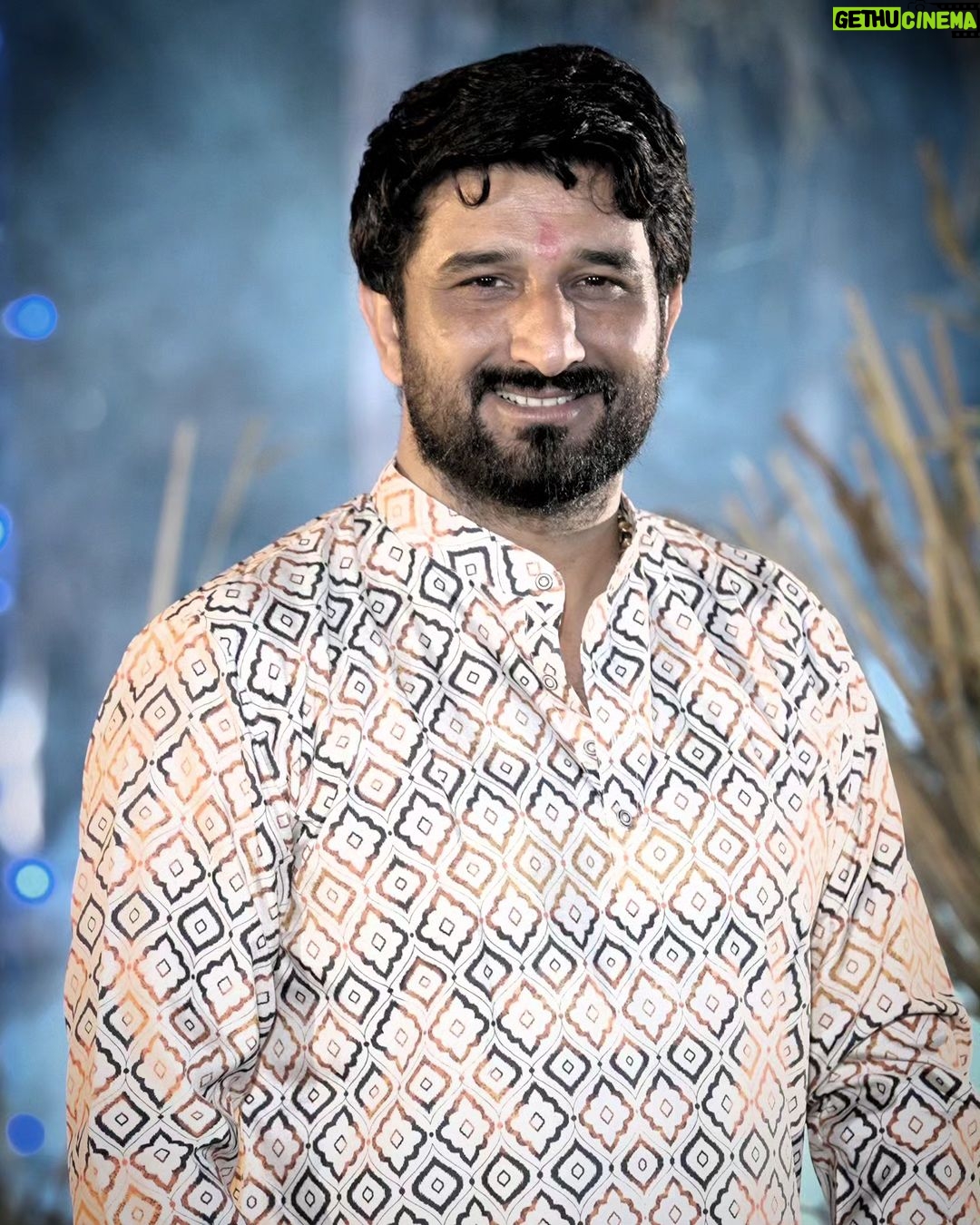 Zeel Joshi Instagram - તમામ ચાહક મિત્રો ને જણાવતા આનંદ થાય કે `જન્માષ્ટમી`નીમીતે @gamansanthal72 અને @birju.barot_official અમે અમારૂ નવુ ગીત `સુંદર સામળીયા` @birju.barot_official યુટ્યુબ ચેનલ માં લઈ ને આવી રહ્યા છી, તો તમામ ચાહક મિત્રો આ ગીત જોવાનું ચુકસો નહી . . . . . . @gamansanthal72 @birju.barot_official @zeel_joshii @dilip.barot_official @rajan_rayka_official @_jitu_prajapati_official @dixit_chauhan_944 #gamansanthal #birjubarotofficial #zeeljoshi #birjubarot #newsong #comingsoon #newpsot #trending #instagram Birju Barot
