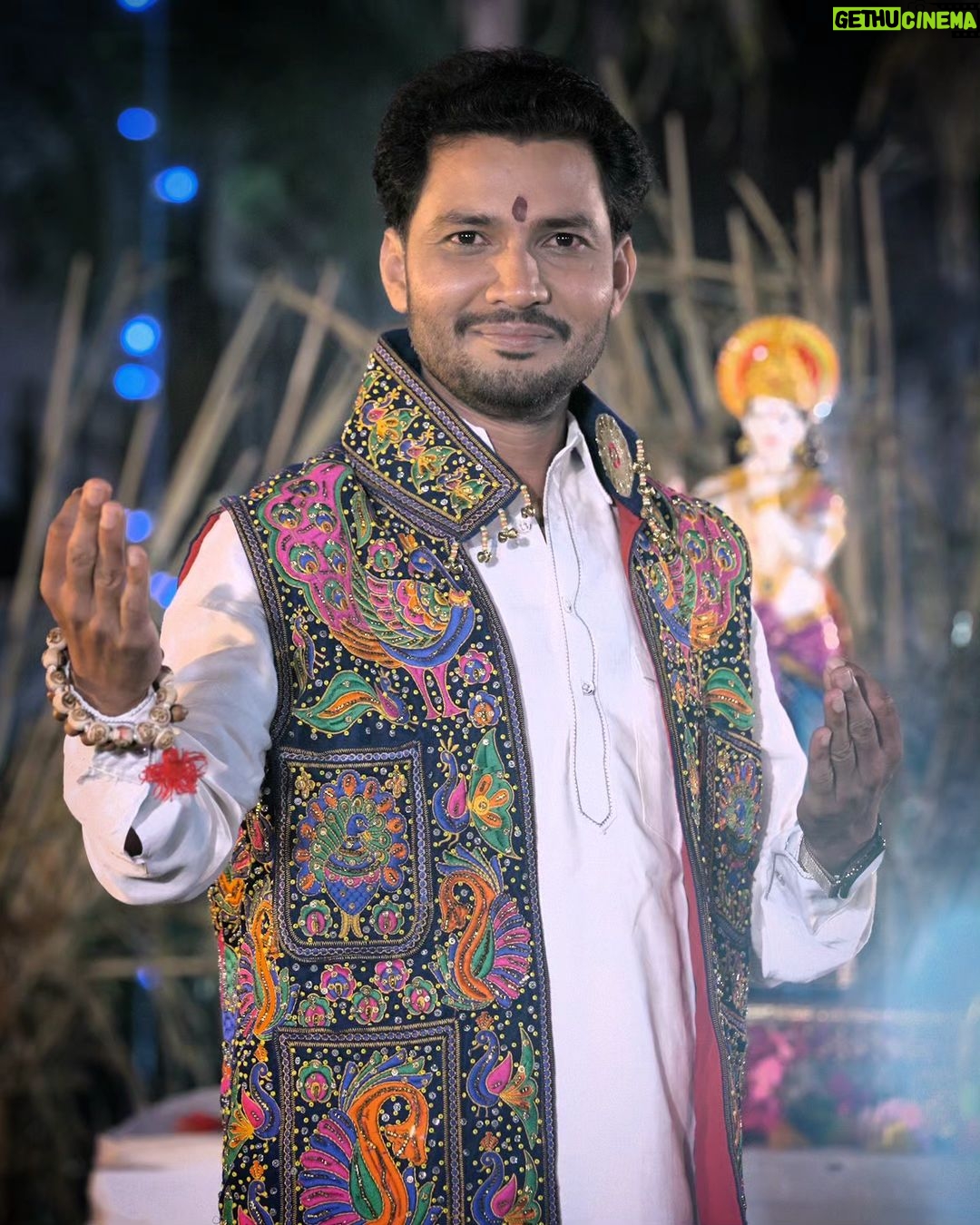 Zeel Joshi Instagram - તમામ ચાહક મિત્રો ને જણાવતા આનંદ થાય કે `જન્માષ્ટમી`નીમીતે @gamansanthal72 અને @birju.barot_official અમે અમારૂ નવુ ગીત `સુંદર સામળીયા` @birju.barot_official યુટ્યુબ ચેનલ માં લઈ ને આવી રહ્યા છી, તો તમામ ચાહક મિત્રો આ ગીત જોવાનું ચુકસો નહી . . . . . . @gamansanthal72 @birju.barot_official @zeel_joshii @dilip.barot_official @rajan_rayka_official @_jitu_prajapati_official @dixit_chauhan_944 #gamansanthal #birjubarotofficial #zeeljoshi #birjubarot #newsong #comingsoon #newpsot #trending #instagram Birju Barot