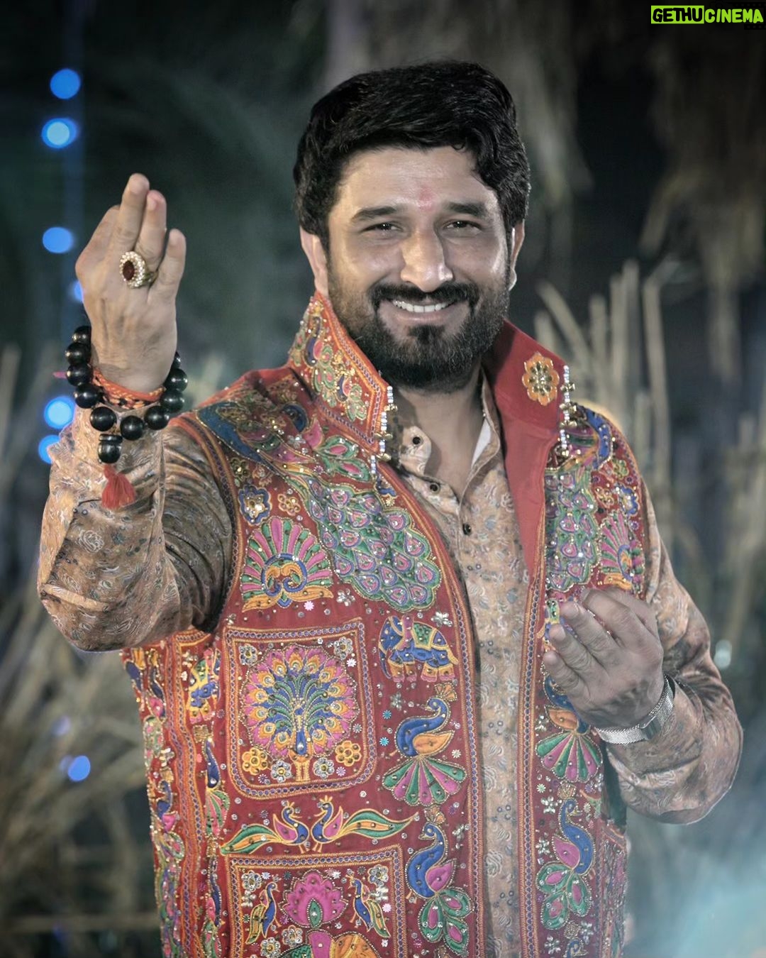 Zeel Joshi Instagram - તમામ ચાહક મિત્રો ને જણાવતા આનંદ થાય કે `જન્માષ્ટમી`નીમીતે @gamansanthal72 અને @birju.barot_official અમે અમારૂ નવુ ગીત `સુંદર સામળીયા` @birju.barot_official યુટ્યુબ ચેનલ માં લઈ ને આવી રહ્યા છી, તો તમામ ચાહક મિત્રો આ ગીત જોવાનું ચુકસો નહી . . . . . . @gamansanthal72 @birju.barot_official @zeel_joshii @dilip.barot_official @rajan_rayka_official @_jitu_prajapati_official @dixit_chauhan_944 #gamansanthal #birjubarotofficial #zeeljoshi #birjubarot #newsong #comingsoon #newpsot #trending #instagram Birju Barot